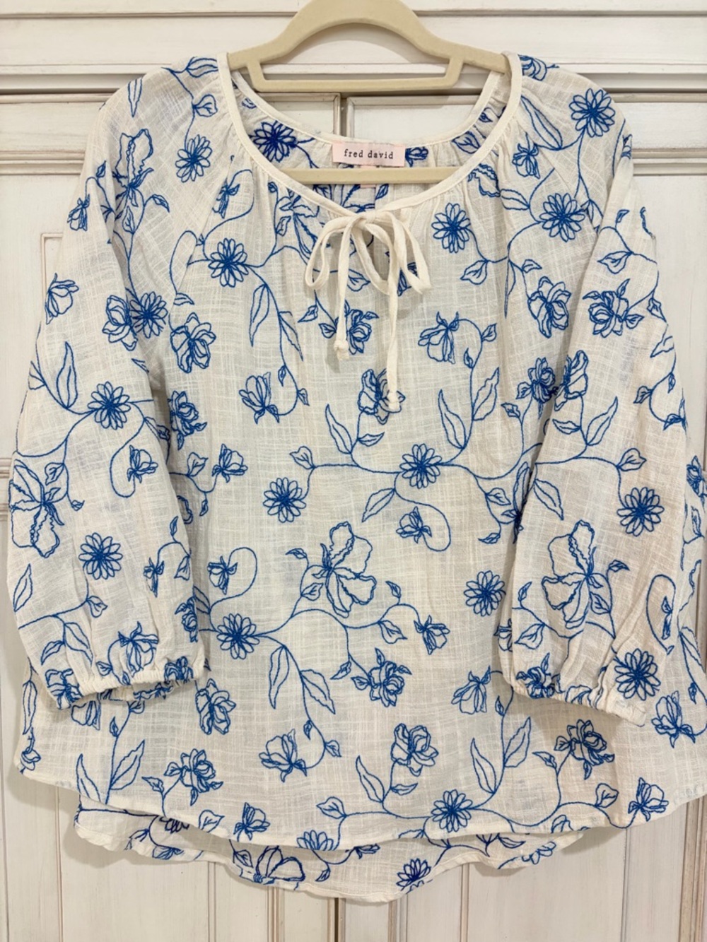 New never worn SZ XL Fred David Cream Blouse with Blue Floral Outline